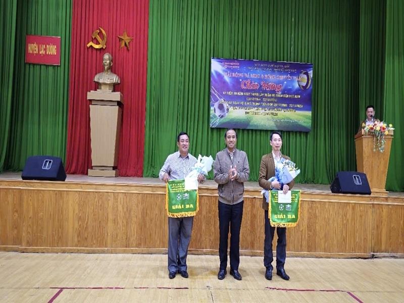 Trưởng Ban Dân vận Huyện ủy Cil Duin trao giải cho các đội đoạt giải Ba