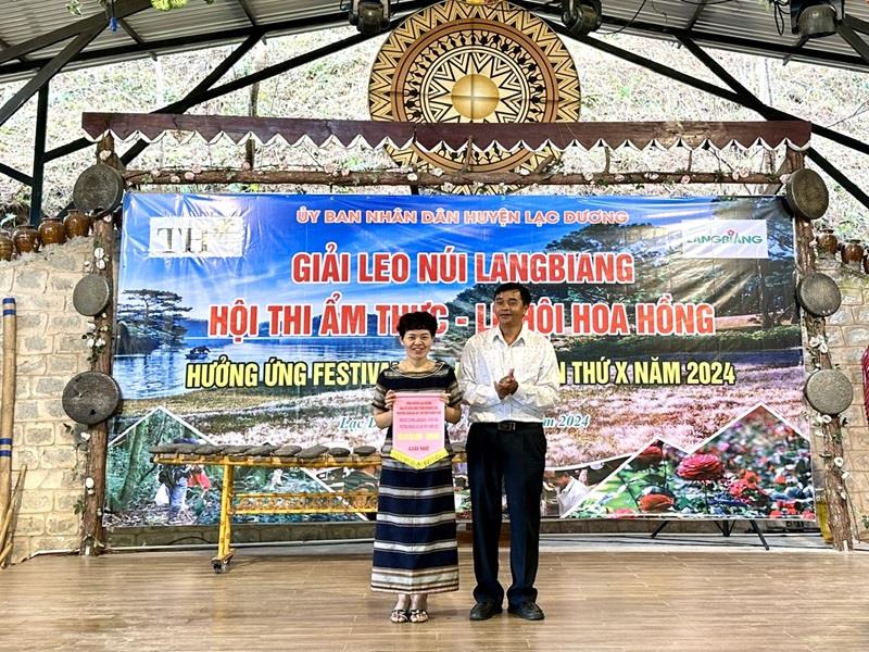 Phó Chủ tịch UBND huyện Lạc Dương Cil Poh trao giải cho đội đạt giải Nhì