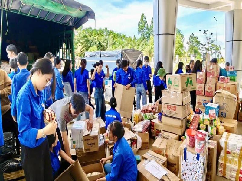 Tuổi trẻ Lâm Đồng tiếp nhận, phân loại nhu yếu phẩm của người dân ủng hộ đồng bào vùng lũ
