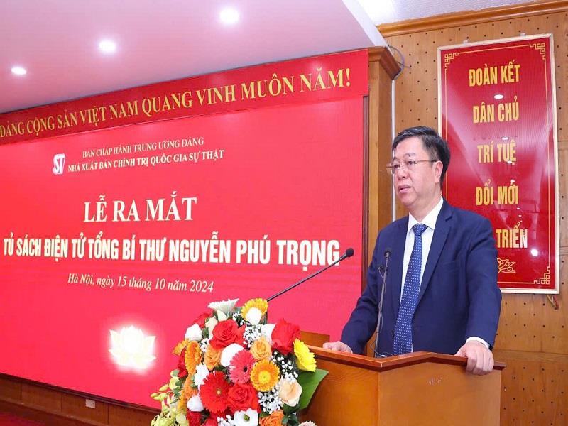 Phó Giáo sư, Tiến sĩ Vũ Trọng Lâm - Giám đốc, Tổng Biên tập Nhà Xuất bản Chính trị quốc gia Sự thật giới thiệu Tủ sách điện tử Tổng Bí thư Nguyễn Phú Trọng tại buổi lễ