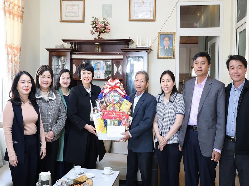 Phó Bí thư Thường trực Tỉnh ủy, Chủ tịch HĐND tỉnh Lâm Đồng Phạm Thị Phúc cùng Đoàn công tác tặng quà động viên thương binh Nguyễn Tế