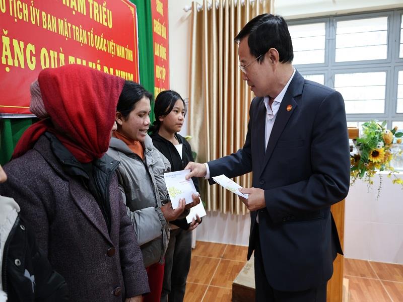 Chủ tịch Ủy ban MTTQ Việt Nam tỉnh tặng quà cho hộ nghèo xã Đạ Nhim