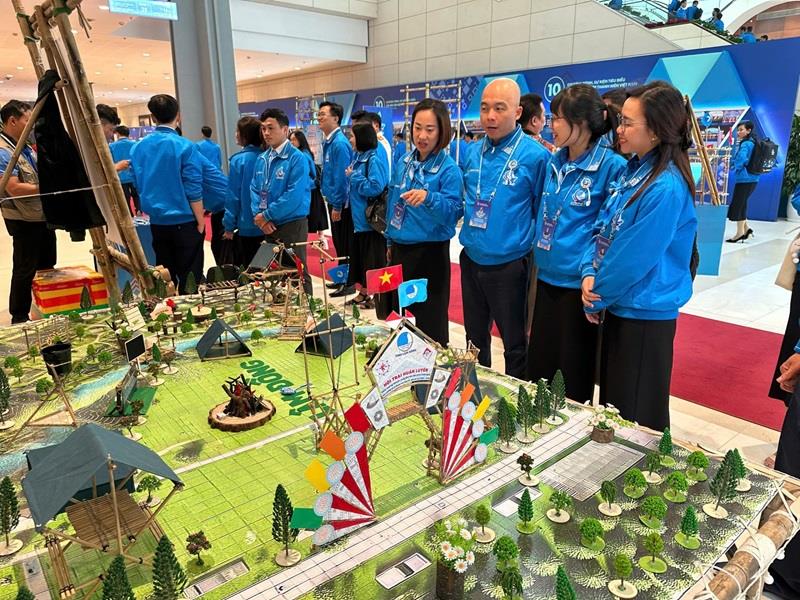 Các đại biểu tham quan khu trưng bày mô hình, sản phẩm kỹ năng của tỉnh Lâm Đồng