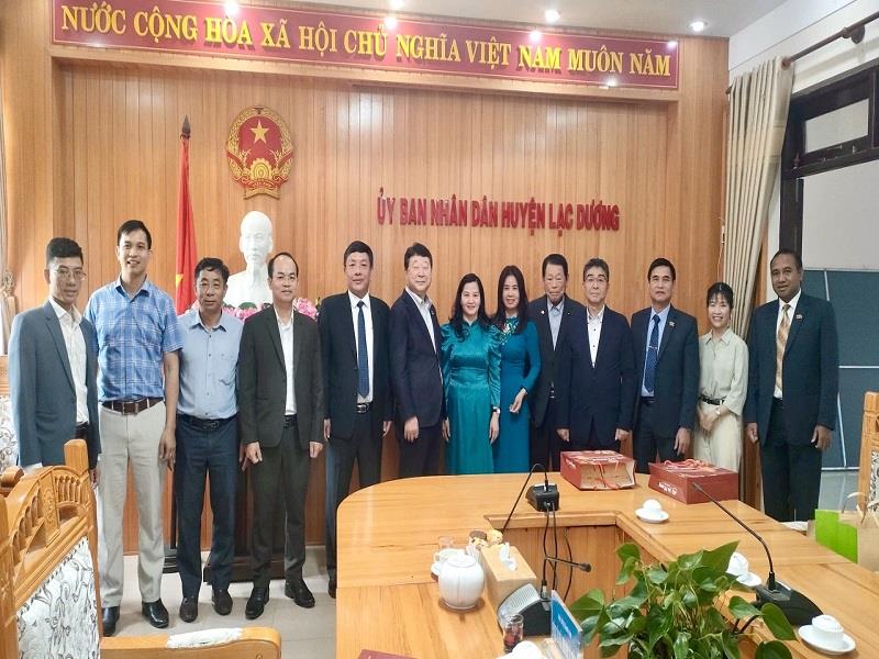 Đại biểu 2 địa phương chụp hình lưu niệm