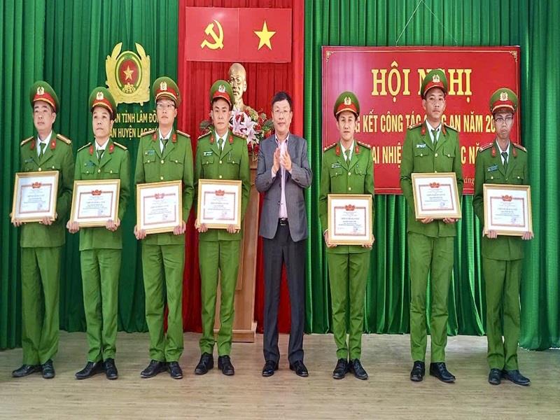 Chủ tịch UBND huyện Lạc Dương Bùi Thế trao Giấy khen cho các cá nhân