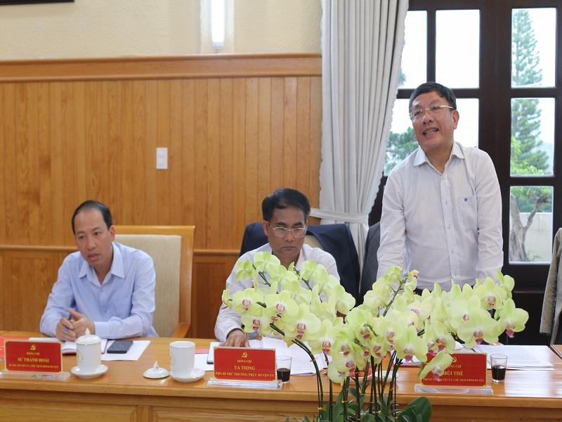 Chủ tịch UBND huyện Lạc Dương Bùi Thế báo cáo tại buổi làm việc