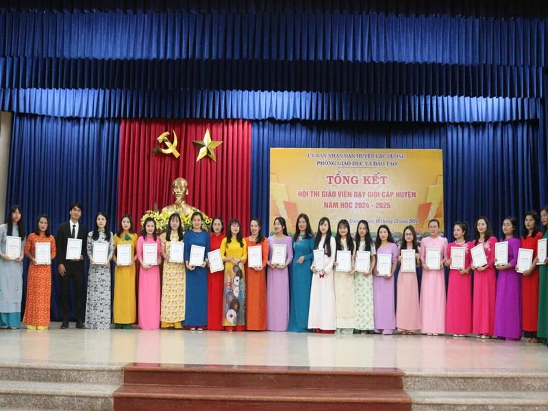 Lãnh đạo Phòng GDĐT huyện Lạc Dương trao Giấy chứng nhận cho các giáo viên đạt danh hiệu giáo viên dạy giỏi cấp huyện