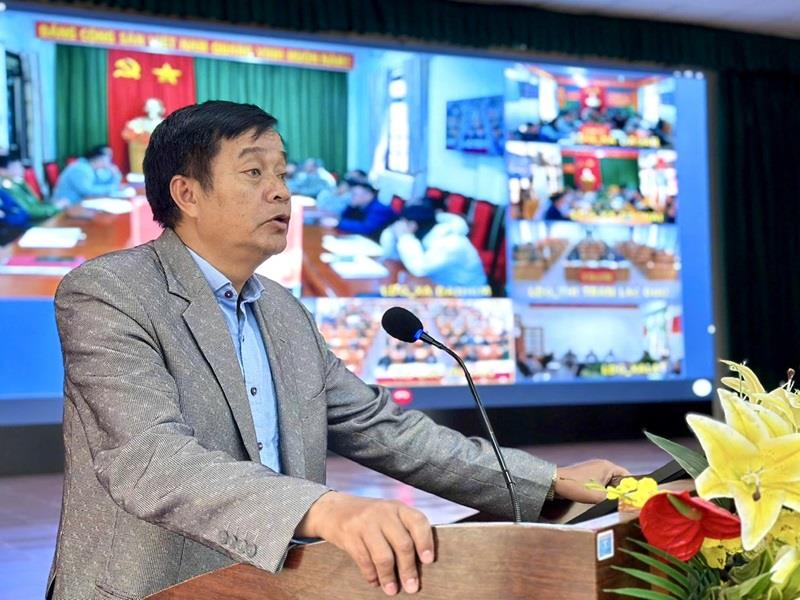 Phó Chủ tịch UBND huyện Lạc Dương Cil Poh trao đổi tại Hội nghị