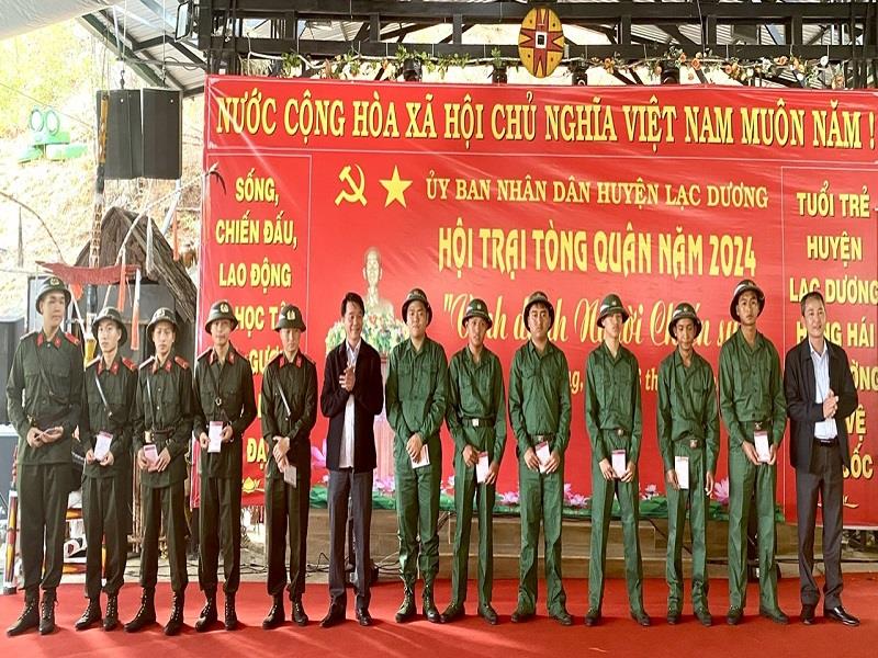 Trao tặng sổ tiết kiệm cho các tân binh