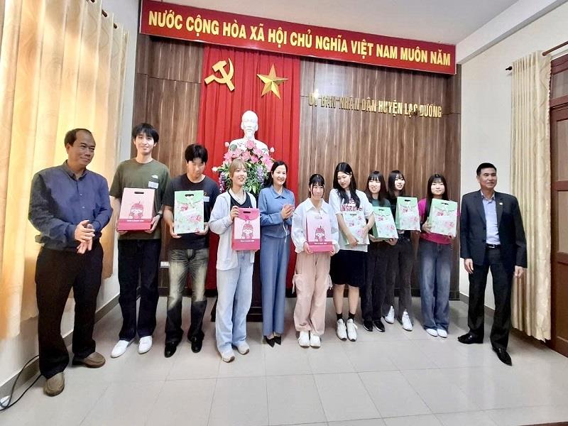 Lãnh đạo huyện Lạc Dương tặng quà lưu niệm cho đoàn học sinh, sinh viên thành phố Yachio