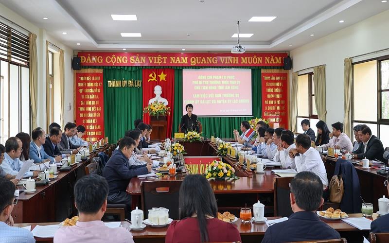 Quang cảnh buổi làm việc