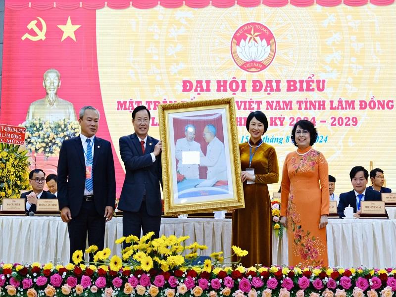 Bà Tô Thị Bích Châu - Phó chủ tịch Ủy ban Trung ương MTTQ Việt Nam (bìa phải) tặng Đại hội bức hình Bác Hồ và Bác Tôn