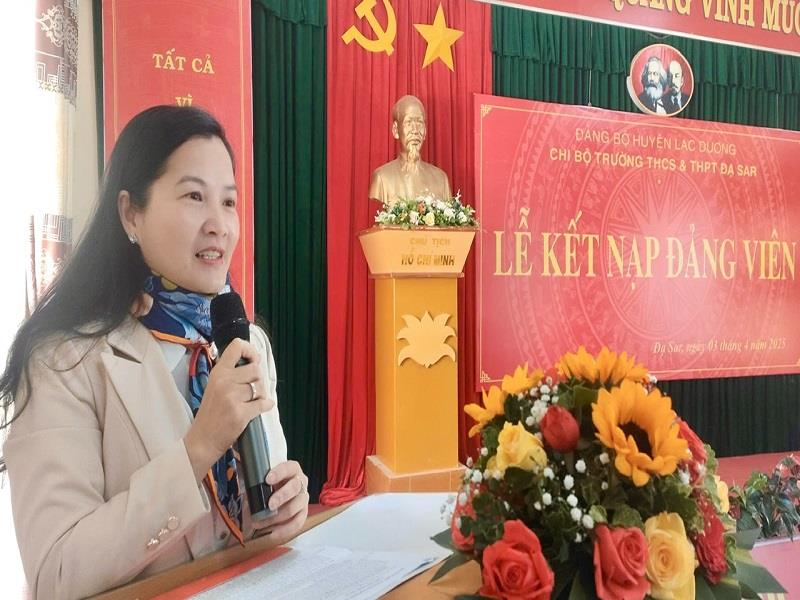 Bí thư Huyện ủy Lạc Dương Trần Thị Chúc Quỳnh chúc mừng các đảng viên mới được kết nạp