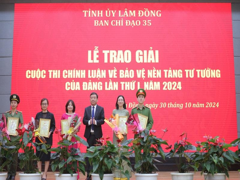 Đồng chí Bùi Thắng - Ủy viên Ban Thường vụ, Trưởng Ban Tuyên giáo Tỉnh ủy trao Giấy chứng nhận cho các tác giả đạt giải B Cuộc thi chính luận về bảo vệ nền tảng tư tưởng của tỉnh Lâm Đồng