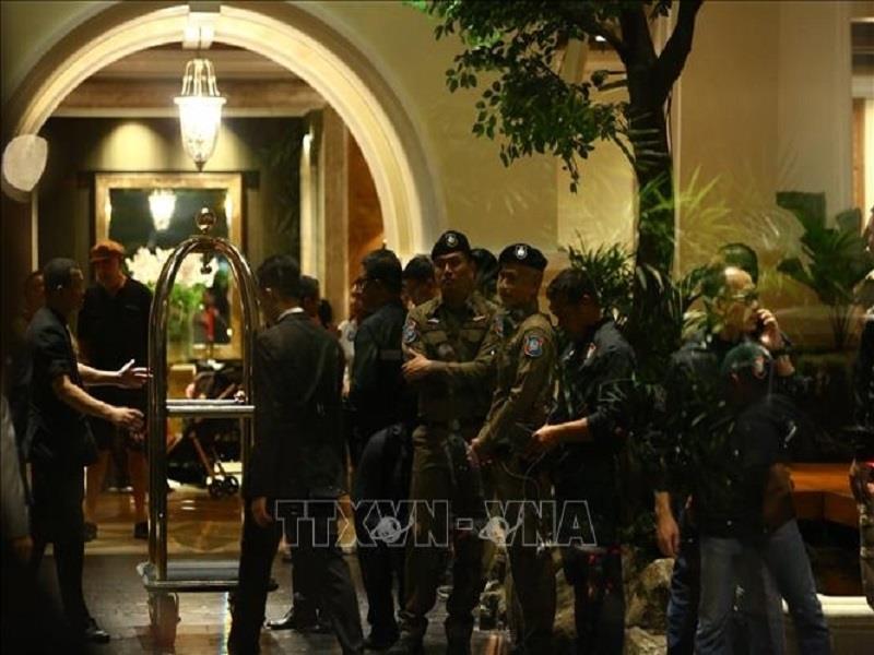 Cảnh sát được triển khai bên ngoài khách sạn Grand Hyatt Erawan ở Bangkok, Thái Lan, nơi xảy ra vụ việc ngày 16/7/2024. (Ảnh: THX/TTXVN)