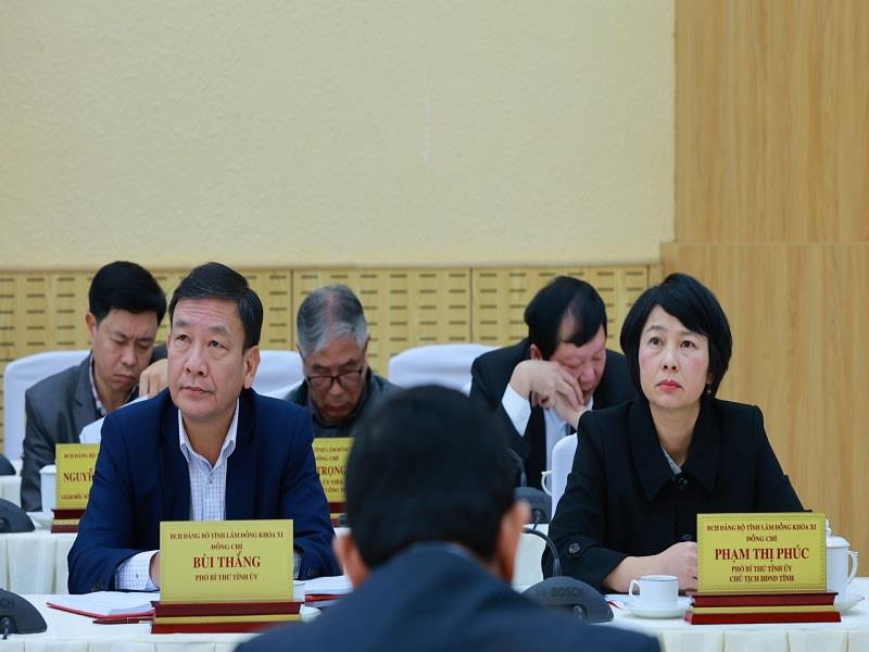 Đồng chí Phạm Thị Phúc - Phó Bí thư Tỉnh uỷ, Chủ tịch HĐND tỉnh và đồng chí Bùi Thắng - Phó Bí thư Tỉnh uỷ, Trưởng Ban Tuyên giáo Tỉnh uỷ dự Hội nghị