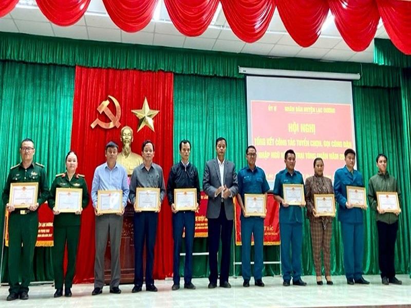 Tặng Giấy khen cho các tập thể