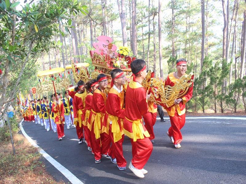 Đám rước lễ vật
