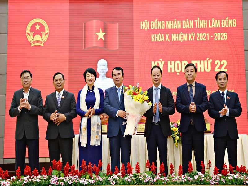 Lãnh đạo tỉnh tặng hoa đồng chí Phạm S