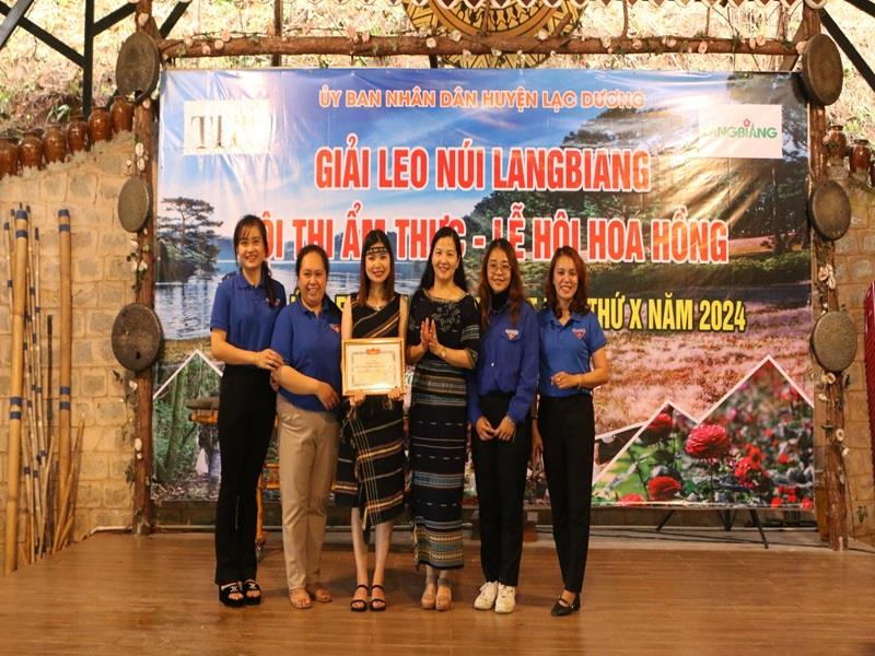 Bí thư Huyện ủy Lạc Dương Trần Thị Chúc Quỳnh trao Giấy khen cho đội đạt giải Nhất