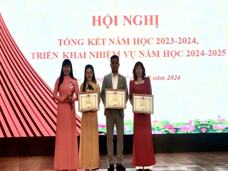 Giám đốc Sở Giáo dục và Đào tạo Phạm Thị Hồng Hải trao Bằng khen của UBND tỉnh cho các cá nhân