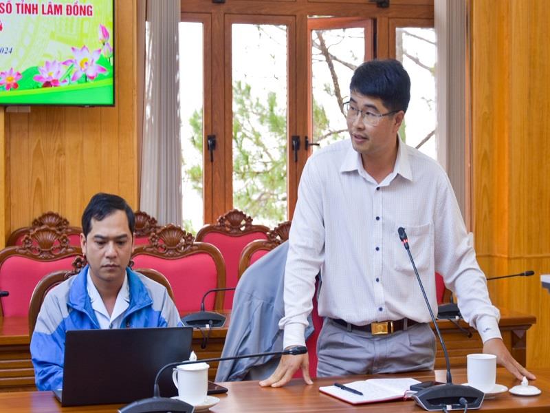 Nhà báo, phóng viên đặt câu hỏi tại họp báo