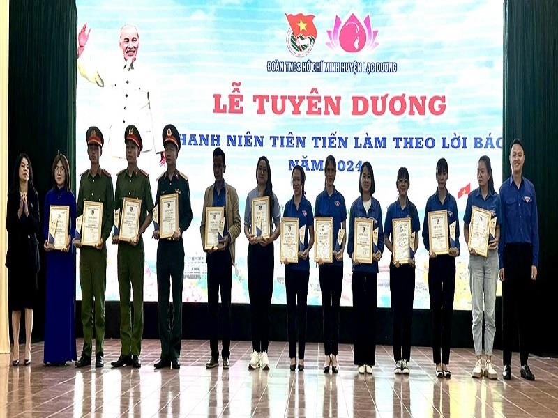 Phó Bí thư Huyện đoàn Phạm Đức Tuyên và Phó Trưởng Phòng Nội vụ Nguyễn Thị Kim Oanh trao Giấy chứng nhận cho các thanh niên tiên tiến làm theo lời Bác