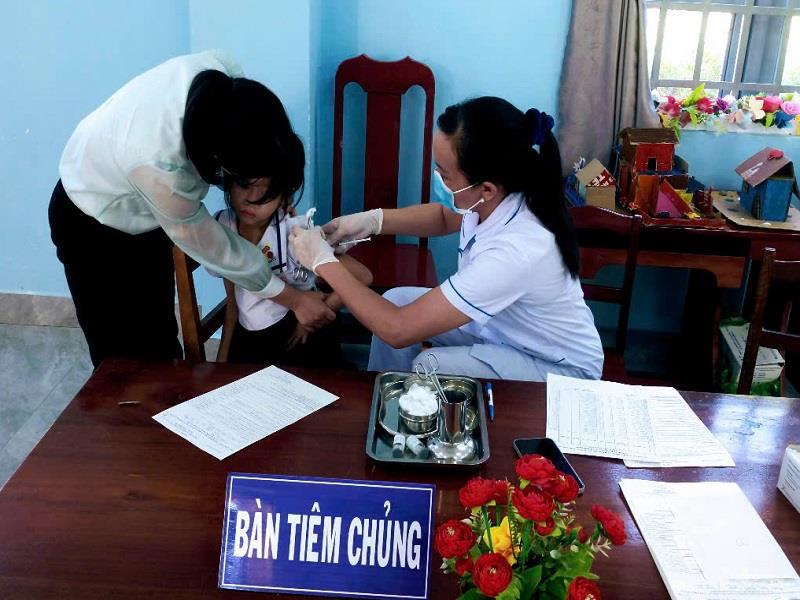Tiêm vắc xin phòng bệnh sởi cho trẻ em tại huyện Đạ Huoai