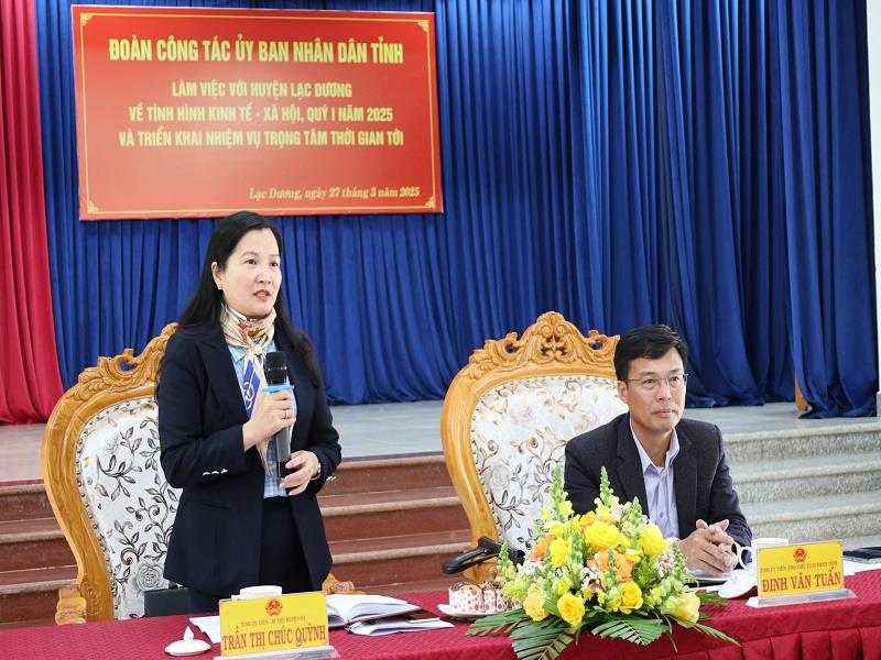 Bí thư Huyện ủy Lạc Dương Trần Thị Chúc Quỳnh trao đổi về công tác sắp xếp, tổ chức bộ máy