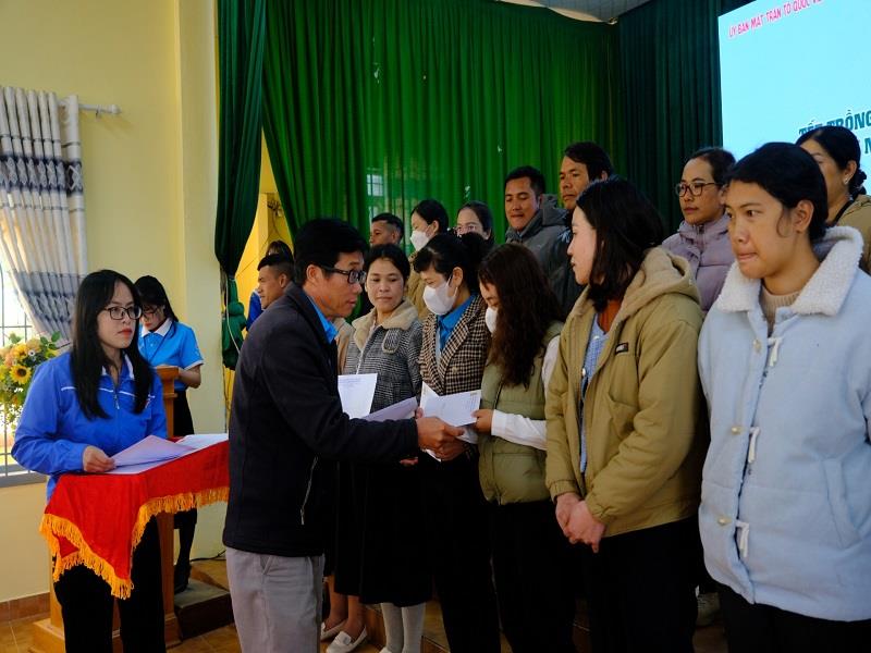 Liên đoàn Lao động tỉnh trao tặng 25 phần quà cho các anh, chị công nhân có hoàn cảnh khó khăn