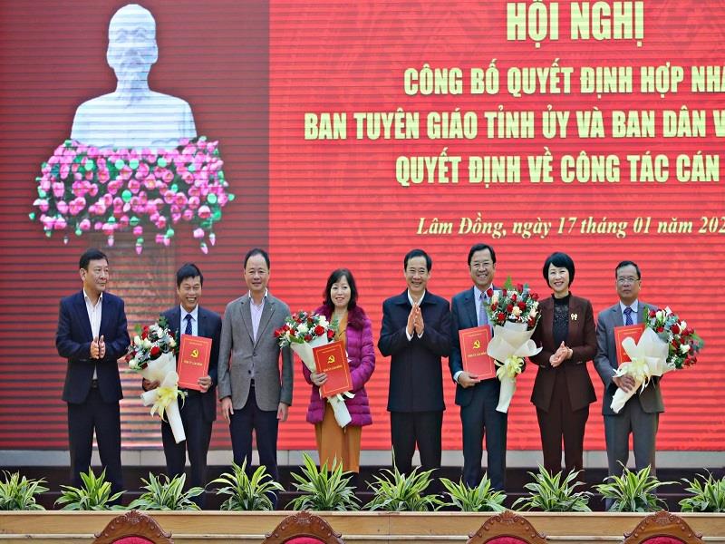 Các đồng chí lãnh đạo tỉnh trao quyết định và tặng hoa chúc mừng các đồng chí lãnh đạo Ban Tuyên giáo và Dân vận Tỉnh uỷ