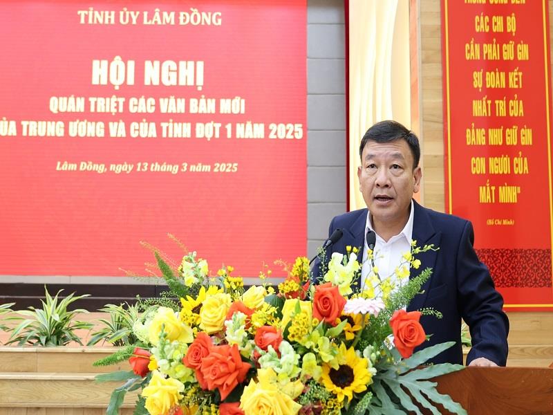 Đồng chí Bùi Thắng - Phó Bí thư Tỉnh ủy đã quán triệt các văn bản mới của Trung ương và của tỉnh