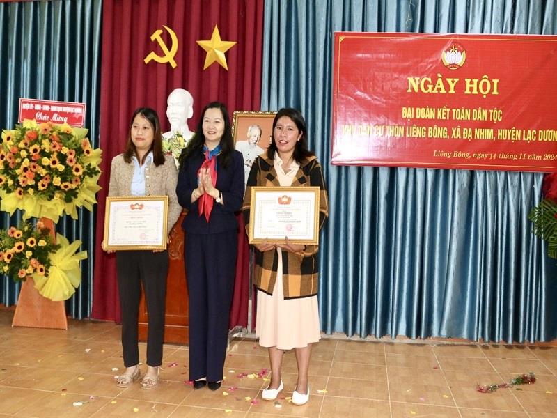 Bí thư Huyện ủy Lạc Dương Trần Thị Chúc Quỳnh trao Bằng công nhận danh hiệu Khu dân cư kiểu mẫu và Bằng khen của Ủy ban MTTQ Việt Nam tỉnh cho thôn Đa Cháy, xã Đạ Nhim