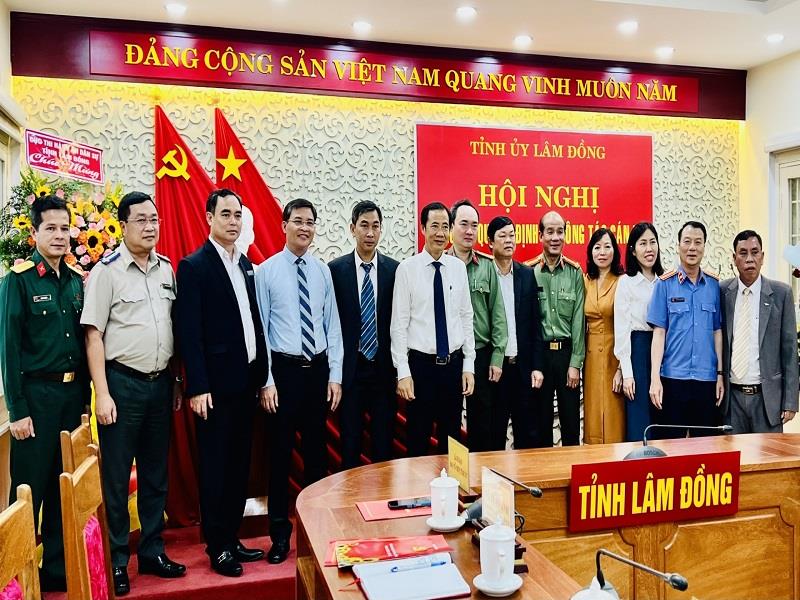 Quyền Bí thư Tỉnh uỷ Lâm Đồng và Tân Phó Trưởng ban phụ trách Ban Nội chính Tỉnh ủy chụp hình lưu niệm cùng lãnh đạo các cơ quan nội chính, các ban xây dựng Đảng