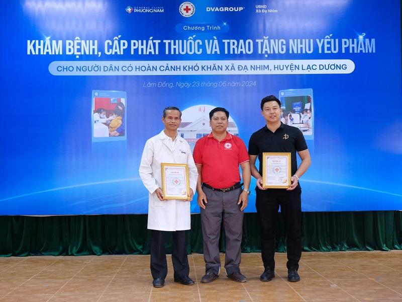 Đại diện Hội Chữ thập đỏ huyện Lạc Dương trao thư cảm ơn cho Phòng khám Đa khoa Phương Nam và Công ty Cổ phần Tập đoàn DVA