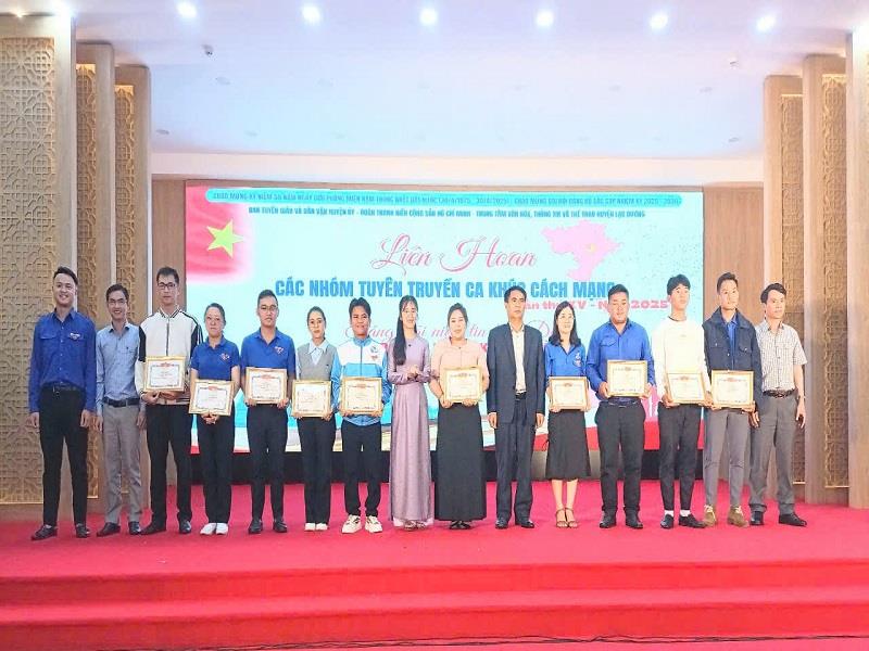 Ban Tổ chức trao giải cho các nhóm tuyên truyền ca khúc cách mạng