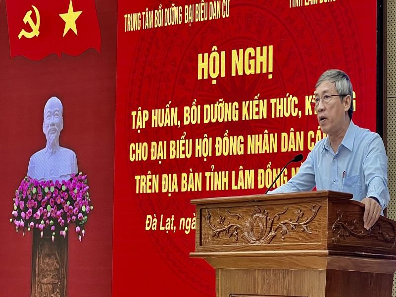 Ông Ngô Tự Nam - Phó Chủ nhiệm Ủy ban Pháp luật Quốc hội khóa XII, Nguyên Phó Trưởng Ban Công tác đại biểu trình bày về Kỹ năng thu thập, phân tích và sử dụng thông tin phục vụ hoạt động giám sát