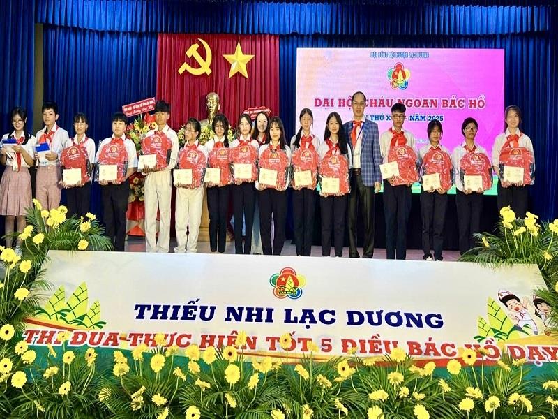 Nguyên Bí thư Huyện Đoàn, nguyên Chủ tịch Hội đồng Đội huyện Lạc Dương Nguyễn Vũ Hoàng và đại diện Văn phòng Huyện ủy tặng quà và trao chứng nhận cho các đại biểu Cháu ngoan Bác Hồ