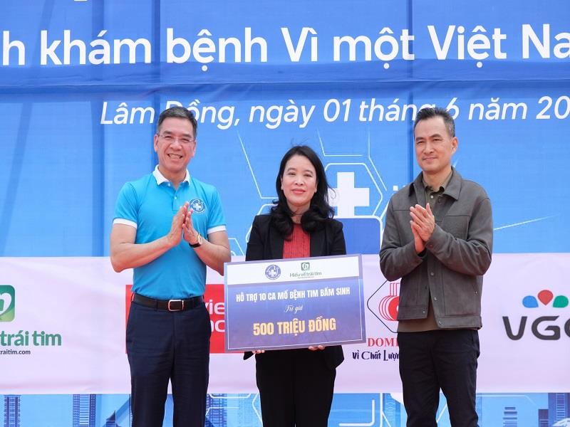 Hội Thầy thuốc trẻ Việt Nam trao tặng tỉnh Lâm Đồng 10 suất hỗ trợ phẫu thuật tim cho trẻ em dưới 13 tuổi mắc bệnh tim bẩm sinh