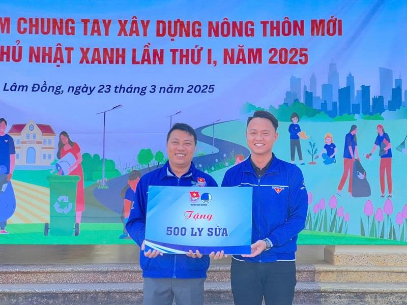 Huyện Đoàn Lạc Dương trao tặng 500 ly sữa cho thiếu nhi xã Lát