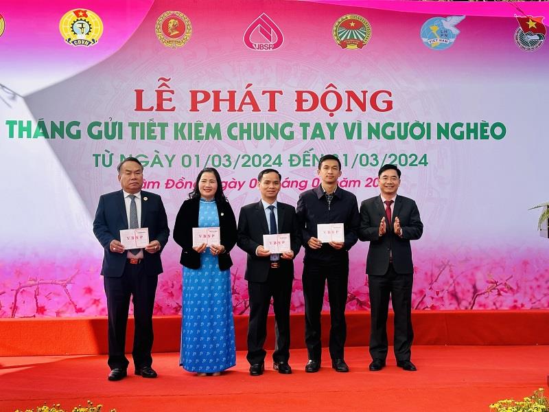 Đại diện các tổ chức chính trị - xã hội tham gia gửi tiết kiệm