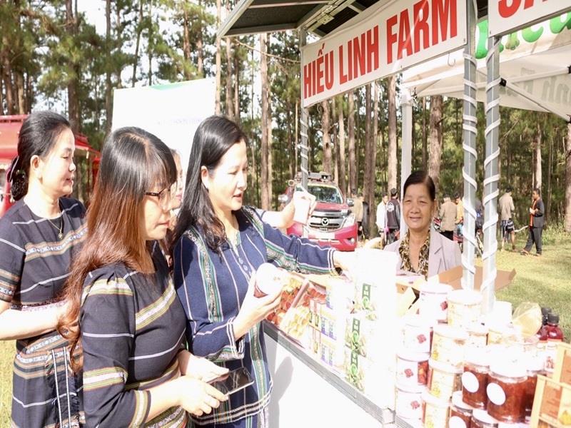 Không gian quảng bá, giới thiệu sản phẩm OCOP huyện Lạc Dương tại Đồi Cỏ hồng