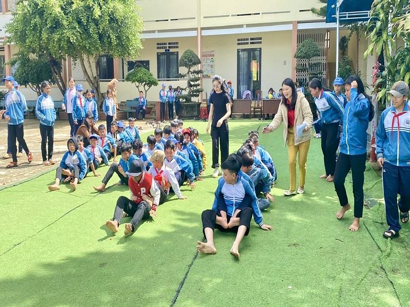 Các em thiếu thi hào hứng tham gia các trò chơi tập thể vận động