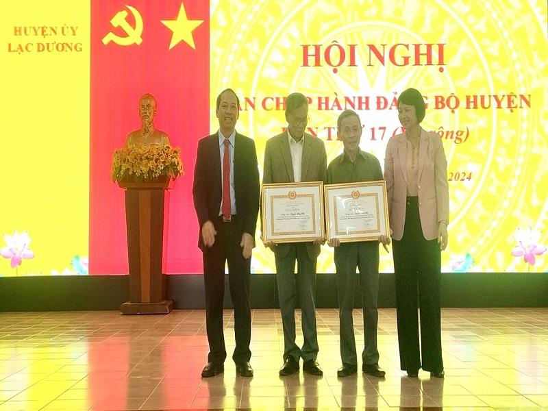 Trưởng Ban Dân vận Tỉnh ủy Phạm Thị Phúc và Bí thư Huyện ủy Lạc Dương trao bằng khen của Ban Thường vụ Tỉnh ủy cho đảng viên hoàn thành xuất sắc nhiệm vụ 5 năm liền