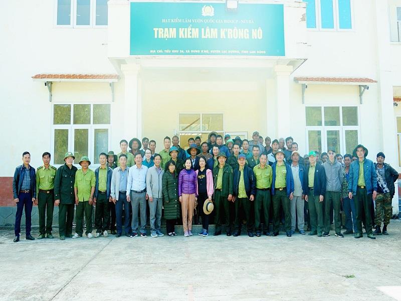 Đoàn công tác chụp hình chung cùng tập thể các đơn vị kiểm lâm và bà con nhận khoán