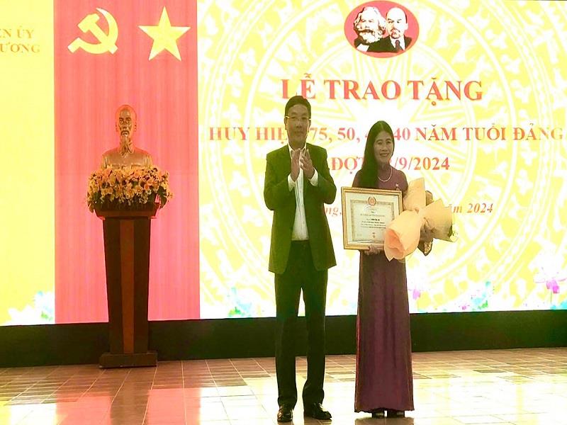 Đồng chí Bùi Thế - Phó Bí thư Huyện ủy, Chủ tịch UBND huyện trao Huy hiệu 40 năm tuổi Đảng cho đảng viên
