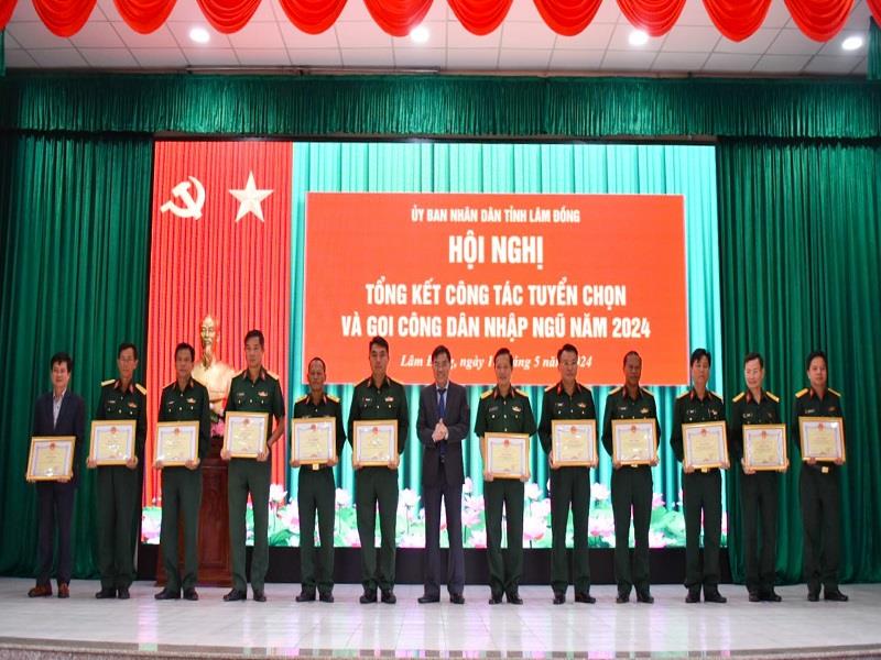 Phó Chủ tịch UBND tỉnh Võ Ngọc Hiệp khen thưởng các tập thể có thành tích trong công tác tuyển chọn, gọi công dân nhập ngũ
