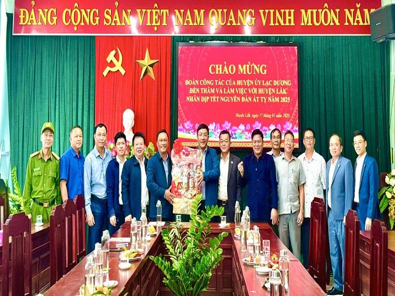 Chủ tịch UBND huyện Bùi Thế thăm, chúc Tết huyện Lắk