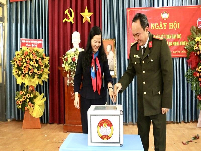 Giám đốc Công an tỉnh và Bí thư Huyện ủy Lạc Dương đóng góp ủng hộ Quỹ Vì người nghèo