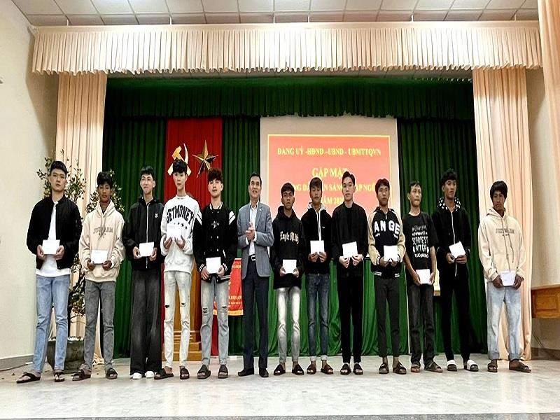 Cấp ủy, chính quyền và các đoàn thể trong huyện đã tổ chức nhiều hoạt động thăm hỏi, tặng quà động viên thanh niên lên đường nhập ngũ
